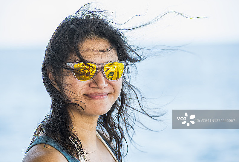 对着镜头微笑的女性肖像，马尔代夫图片素材