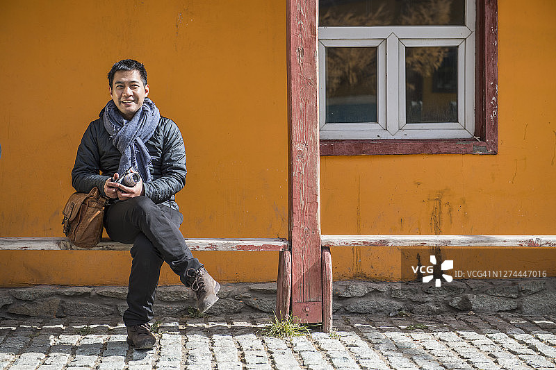 男人坐在长椅上，乌兰巴托，蒙古图片素材