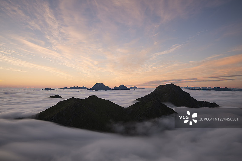 夏季雾海之上的山峰，弗莱克斯塔，罗弗敦群岛，挪威图片素材