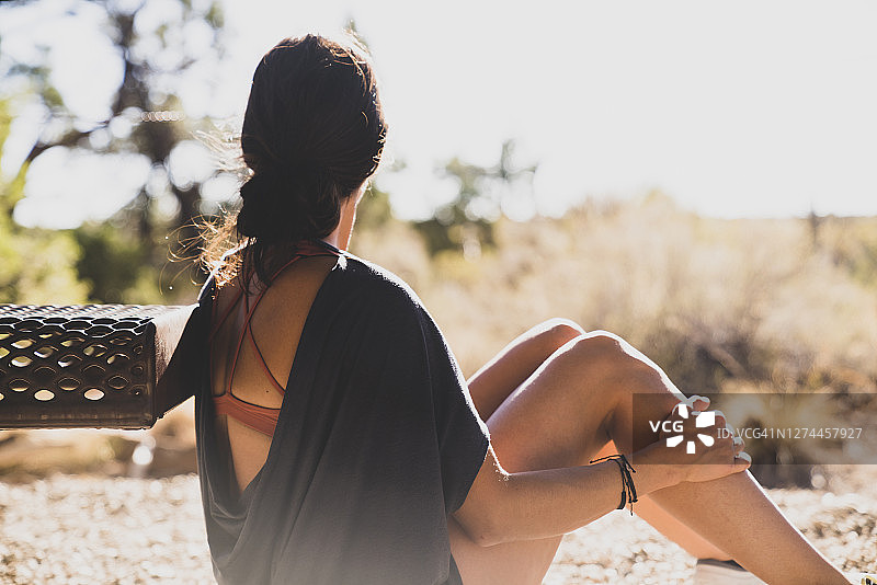 坐着的女人照片图片素材