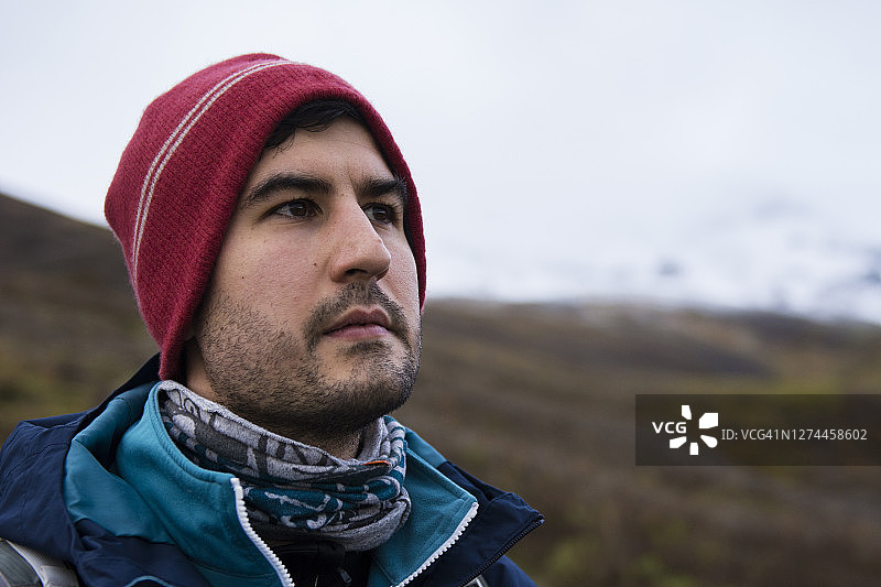 在冰岛Kjalarnes埃斯亚山徒步的男子肖像图片素材