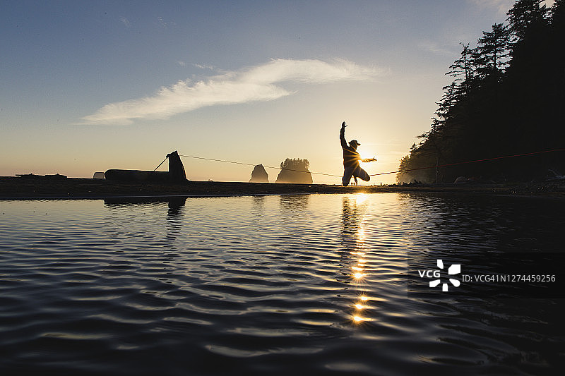 走扁带者在华盛顿州拉普什的海岸水域上保持平衡图片素材