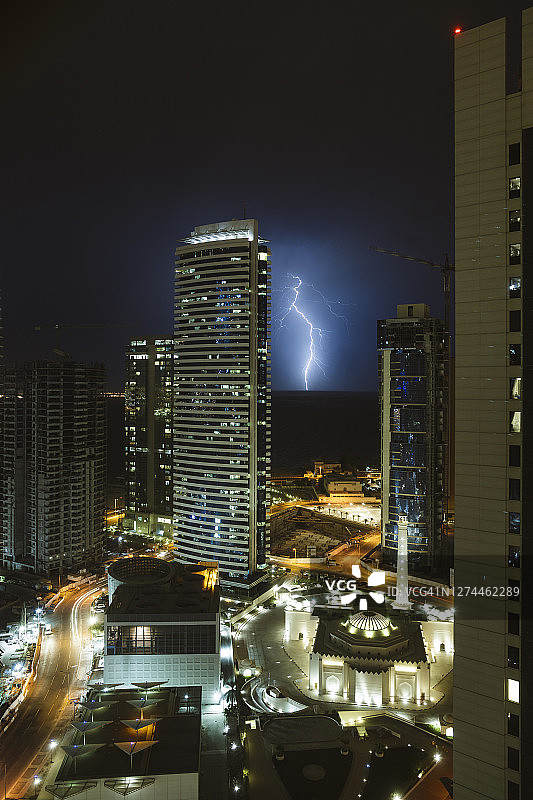 卡塔尔多哈市的雷暴图片素材