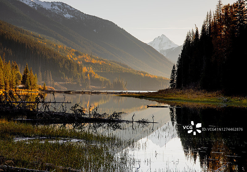 加拿大不列颠哥伦比亚省达菲湖省立公园的达菲湖和马蒂尔山日落景色图片素材