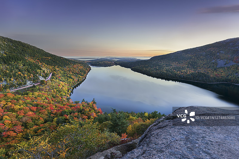 从美国缅因州阿卡迪亚国家公园的南泡泡山看到的约旦池塘图片素材