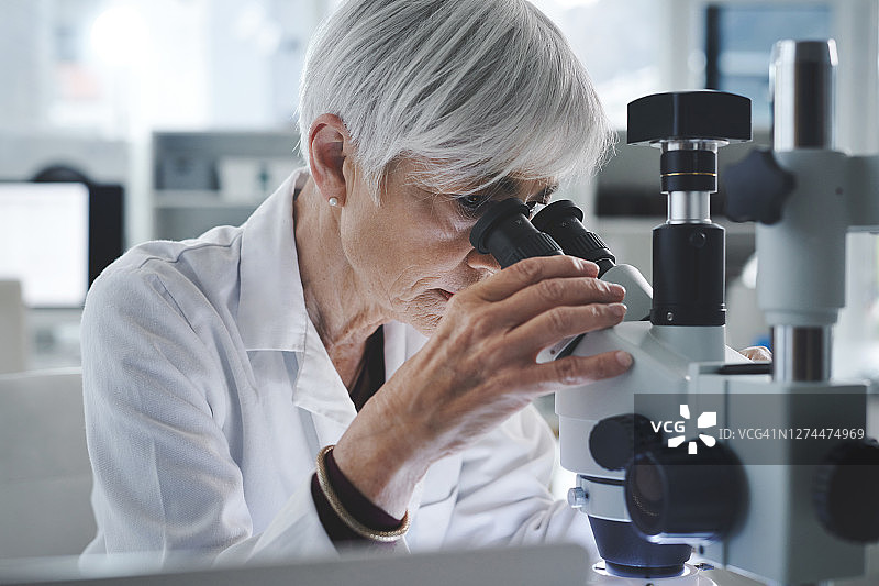 她正在做一些开创性的事情图片素材