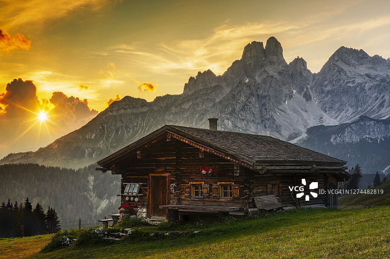 日落时分的高山小屋景色图片素材