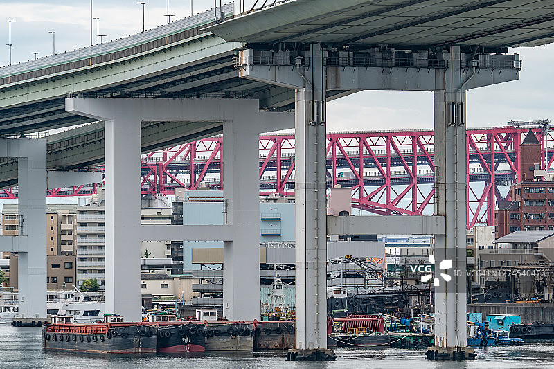 日本大阪市跨河城市高架桥图片素材