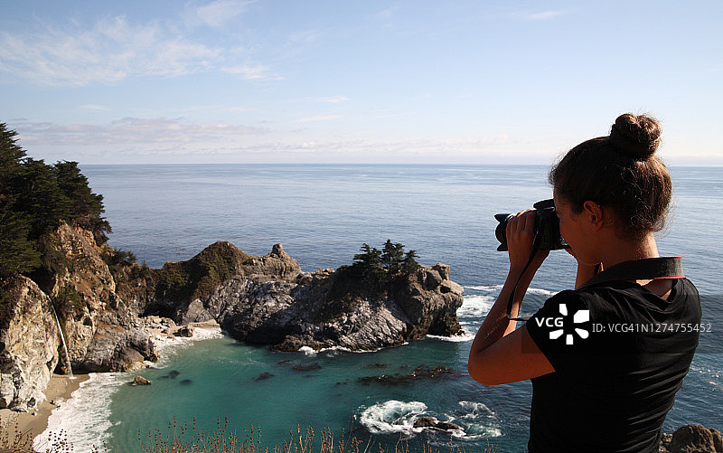 拍摄流入太平洋的水图片素材