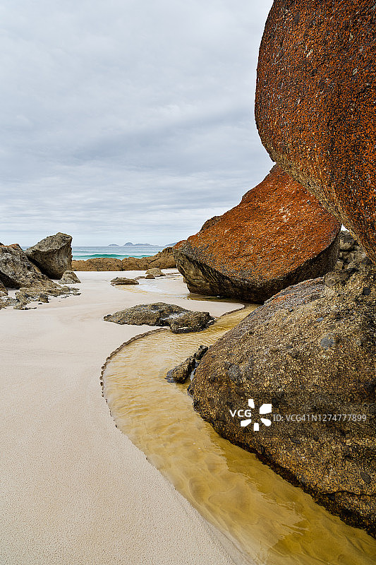 斯奎基海滩的河流与岩石图片素材