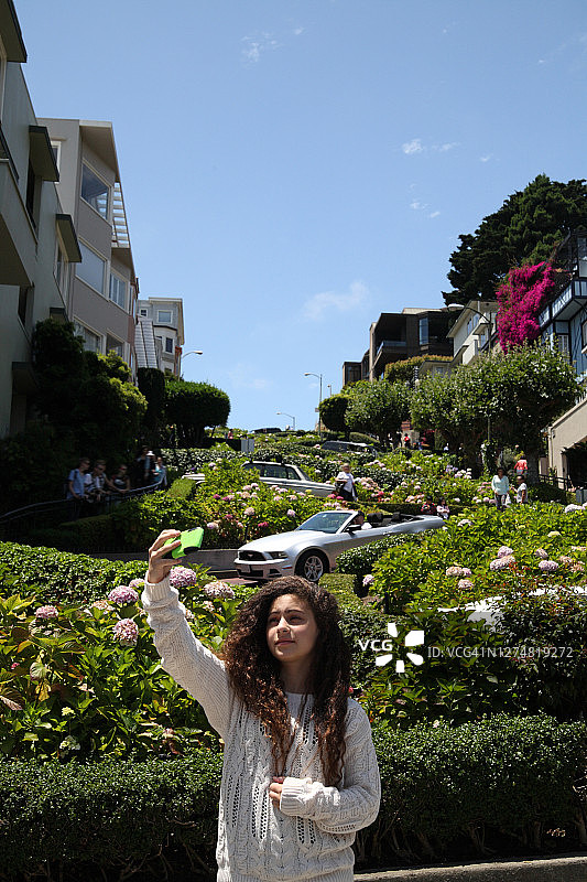 在九曲花街前的自拍图片素材