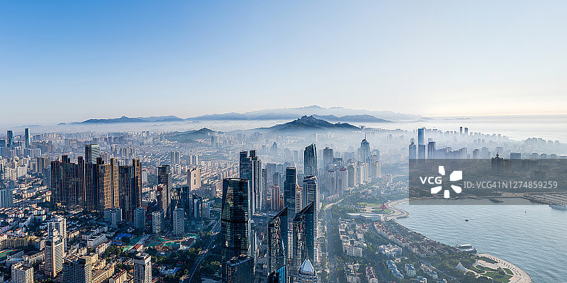 中国山东青岛雾中城市景观俯视角度照片图片素材