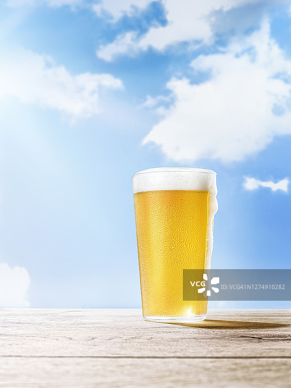 一杯金色的泡沫啤酒图片素材