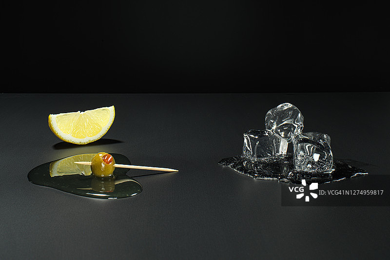柠檬角、橄榄和融化的冰块图片素材