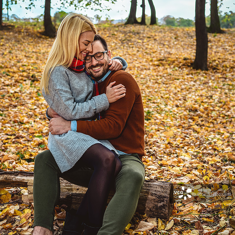 秋季公园里的浪漫情侣图片素材