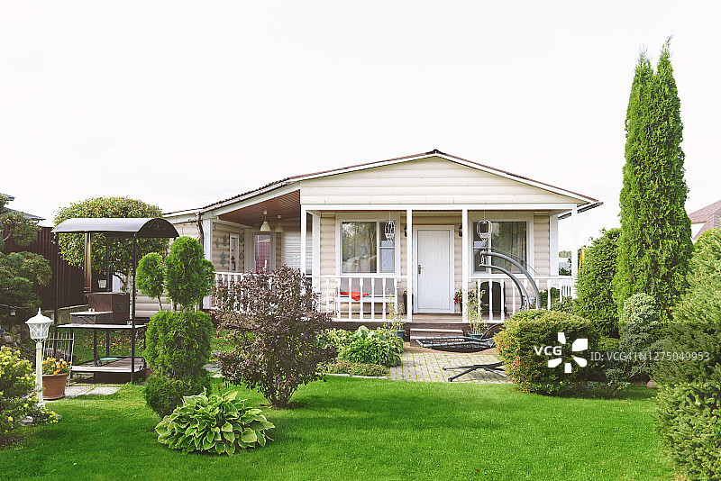 美丽的乡村房屋和花园图片素材