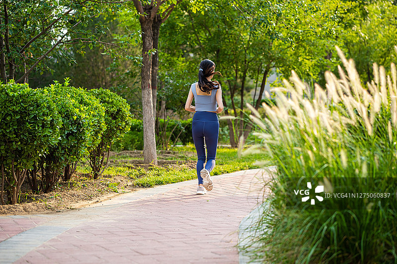奔跑的健身女人的背影图片素材