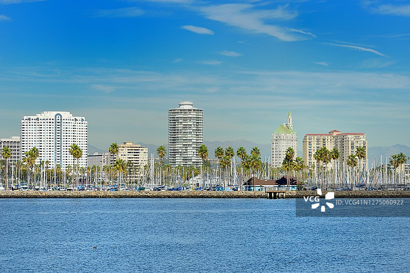 长滩、建筑物和码头图片素材