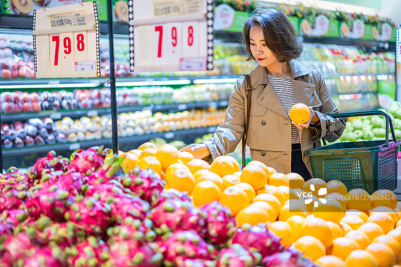 年轻的亚洲女性在超市购物图片素材