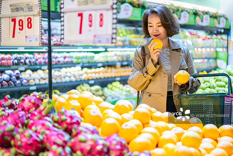 年轻的亚洲女性在超市购物图片素材
