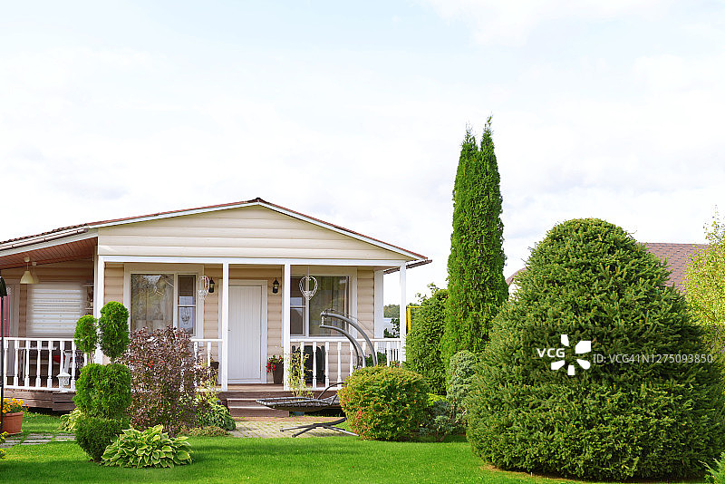 美丽的乡村房屋和花园图片素材