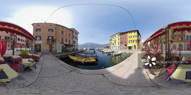 360度VR：意大利Castelletto di Brenzone村港口的餐厅图片素材