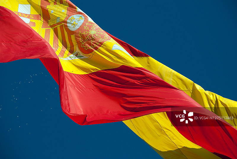 飘扬的西班牙国旗图片素材