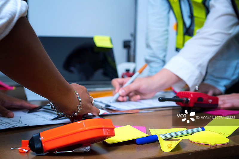 创意办公室里的工程师商务会议图片素材