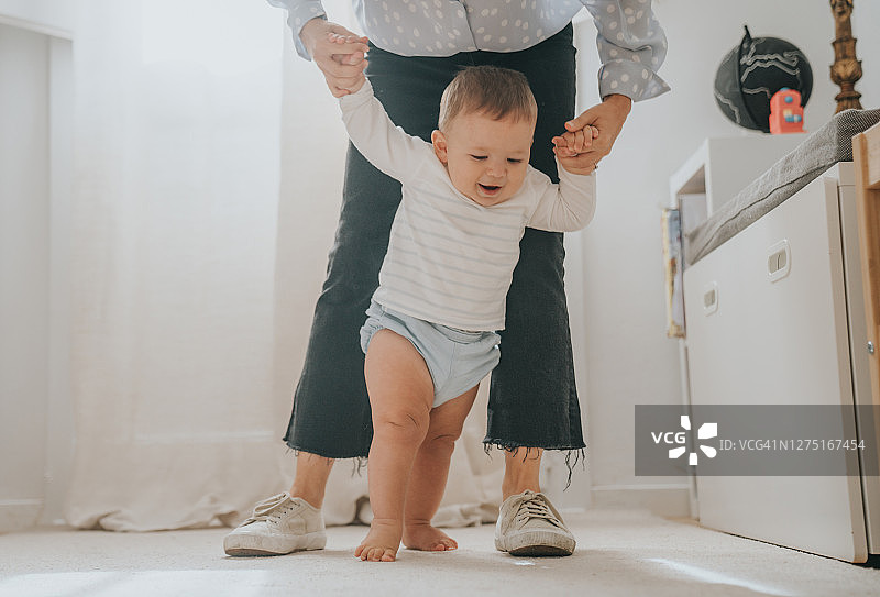 宝宝迈出第一步图片素材