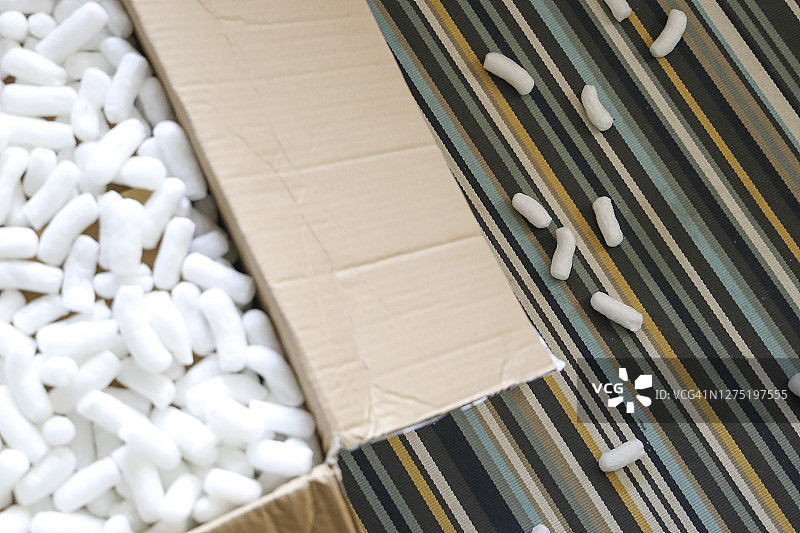 装满包装材料的大棕色盒子图片素材