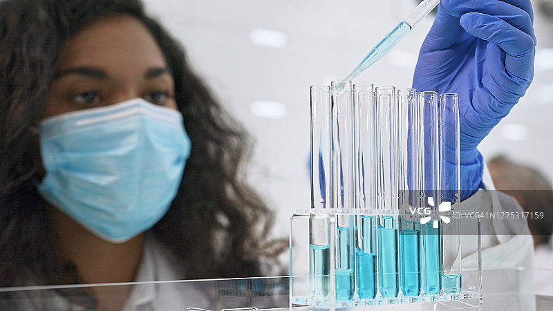 对工作感到满意的非洲女科学家在未来基因研究实验室看着镜头图片素材