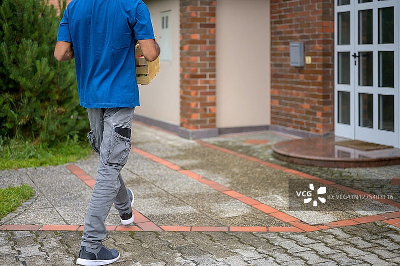 疫情期间送货员运送食品杂货图片素材