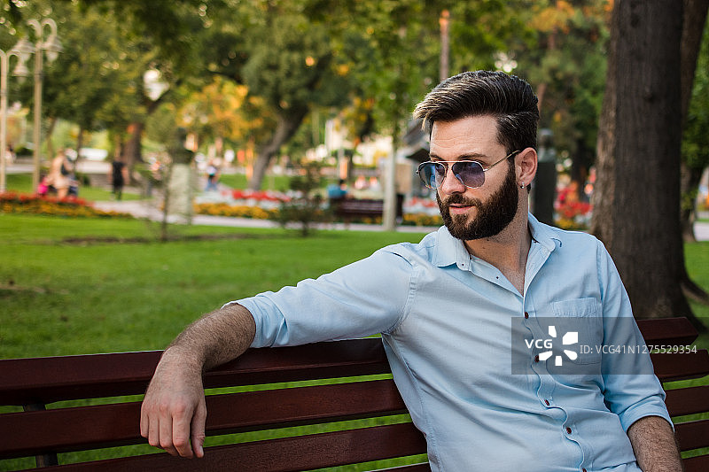 戴着太阳镜的男人图片素材