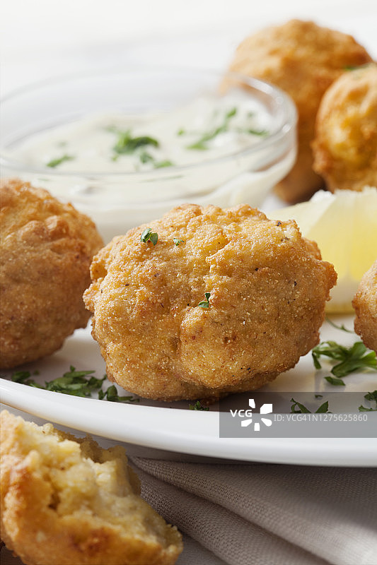 炸玉米饼配奶油蘸酱图片素材