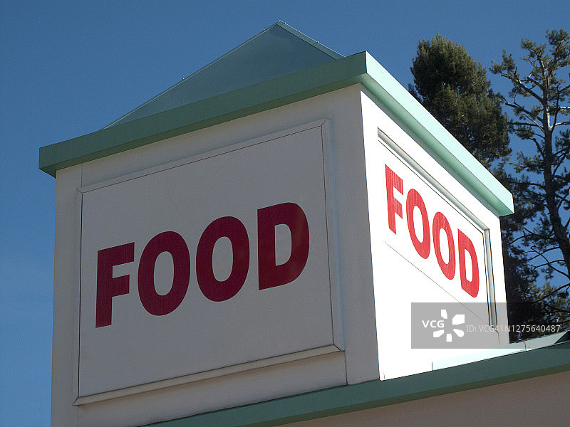 建筑物顶部的食品标志图片素材