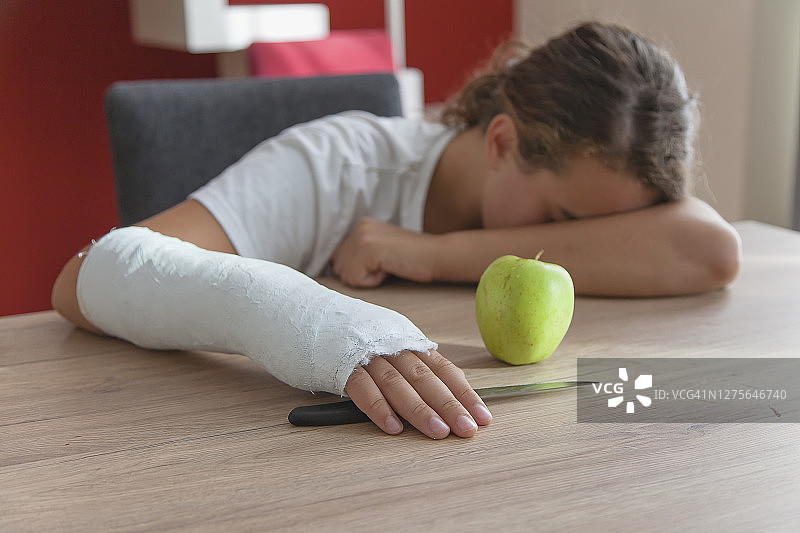 右臂骨折打着石膏的少女图片素材