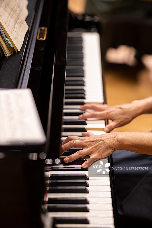 钢琴家在音乐会上弹钢琴特写图片素材
