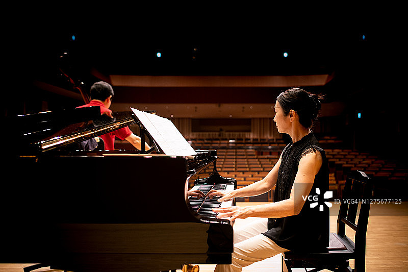 在古典音乐会上演奏大提琴和钢琴的音乐家图片素材