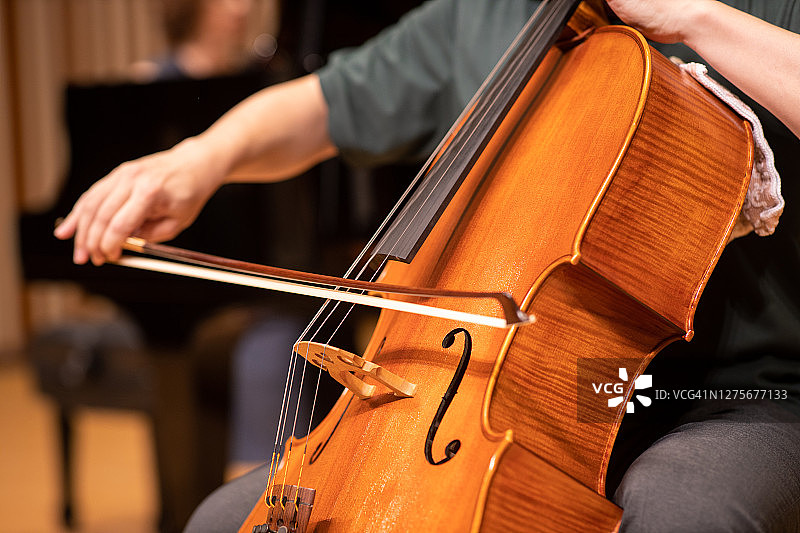 在古典音乐会上演奏的大提琴家特写图片素材