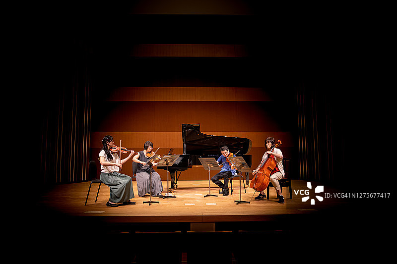 在古典音乐会上演奏乐器的音乐家图片素材