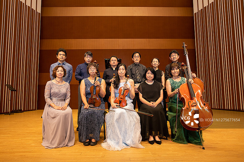 音乐厅里的音乐家合影图片素材