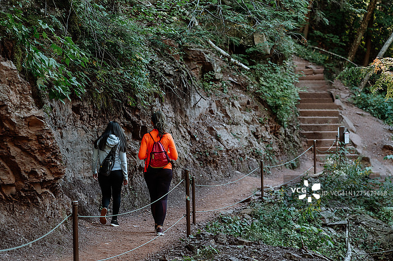 朋友们在有瀑布的山上徒步图片素材