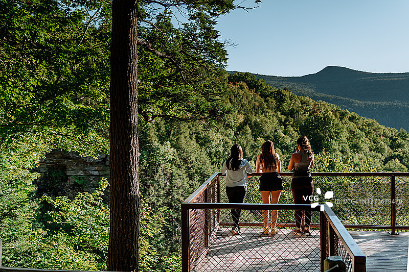朋友们在有瀑布的山上徒步图片素材