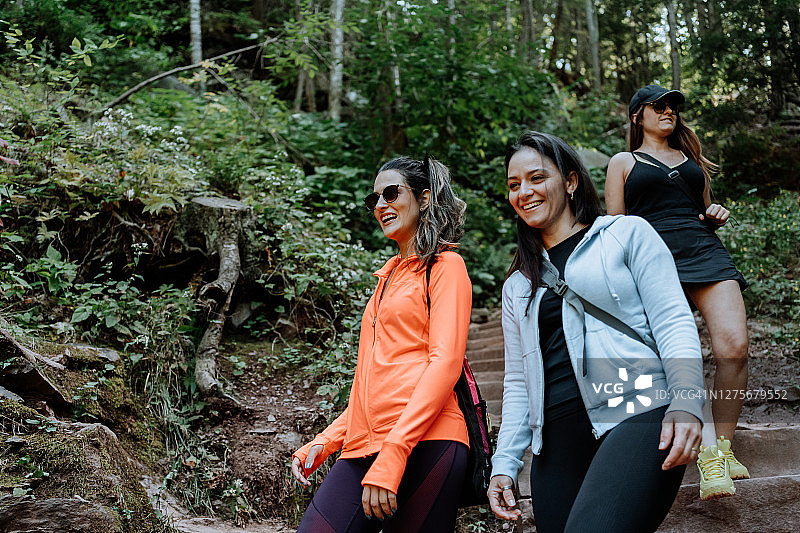 朋友们在有瀑布的山上徒步图片素材