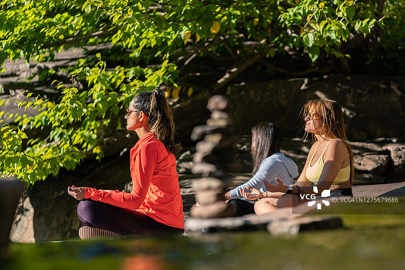 朋友们在有瀑布的山上徒步图片素材