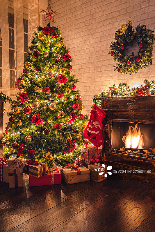 壁炉旁的圣诞树装饰图片素材