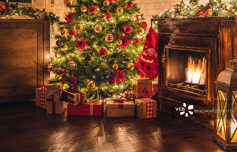 壁炉旁的圣诞树装饰图片素材