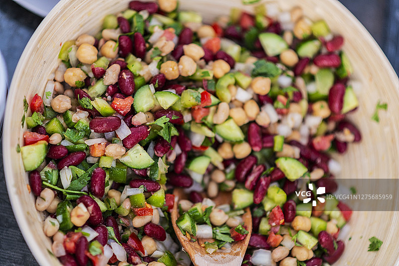碗中豆沙拉鸟瞰图片素材