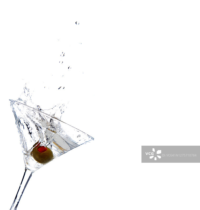 马提尼与橄榄的经典搭配，白色背景图片素材