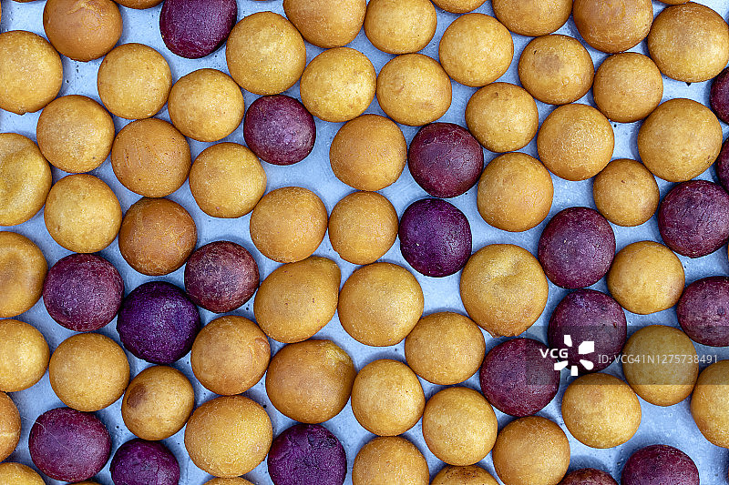 椰子饭团是泰国街头食品市场上用米粉和椰奶制成的传统泰国甜点图片素材